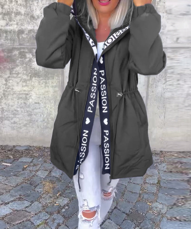 Mugav mantel kapuutsi ja nööriga, tähestiku mustriga