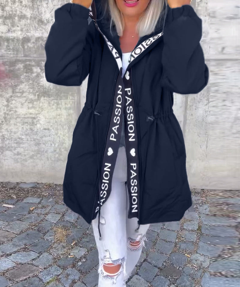 Mugav mantel kapuutsi ja nööriga, tähestiku mustriga