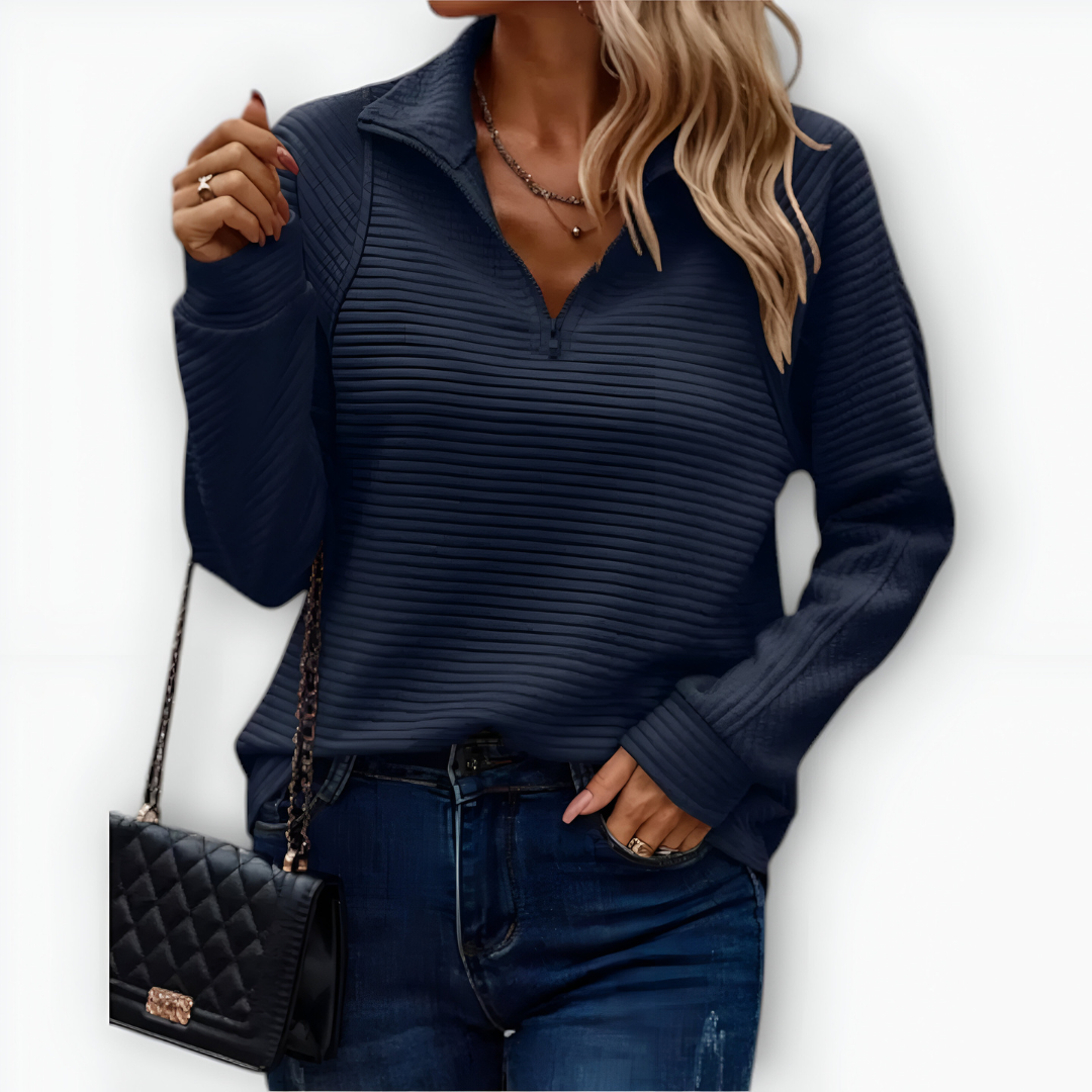 Nina - Elegantne poolkinnisega T-särk